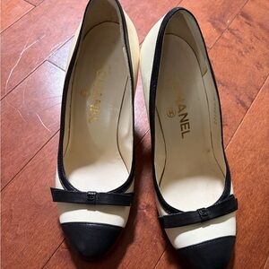 CHANEL Cream and Black Cap-Toe Heels with Bow Detail